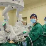 Depois de avaliarem a paciente com câncer, a equipe de cirurgiões decidiu realizar o procedimento remoto | Foto: Divulgação/Shanghai Chest Hospital