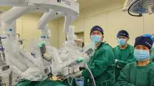 Depois de avaliarem a paciente com câncer, a equipe de cirurgiões decidiu realizar o procedimento remoto | Foto: Divulgação/Shanghai Chest Hospital