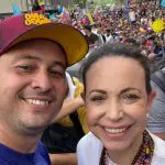 Carlos Molina ao lado da líder da oposição, María Corina Machado