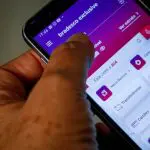 Celular aberto no aplicativo do Bradesco