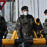 Foto de militares sul-coreanos durante restrições de fluxo em razão da pandemia da Covid-19