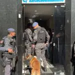 Grupo de policiais em frente ao prédio em ação no centro de SP