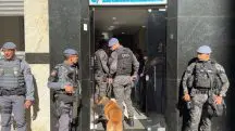 Grupo de policiais em frente ao prédio em ação no centro de SP