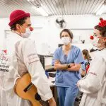 Doutores da Alegria em atuação, em hospital