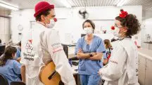 Doutores da Alegria em atuação, em hospital