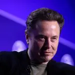 Elon Musk observa durante as sessões da conferência global Milken Conference 2024, no Beverly Hilton, em Beverly Hills, na Califórnia - 6/5/2024 | Foto: David Swanson/Reuters