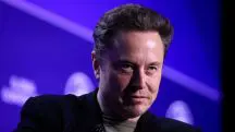 Elon Musk observa durante as sessões da conferência global Milken Conference 2024, no Beverly Hilton, em Beverly Hills, na Califórnia - 6/5/2024 | Foto: David Swanson/Reuters