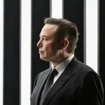 Elon Musk comparece à cerimônia de inauguração da nova Tesla Gigafactory para carros elétricos em Gruenheide, Alemanha - 22/3/2022 | Foto: Patrick Pleul/Reuters
