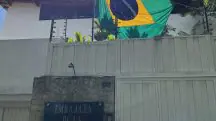 Bandeira do Brasil na embaixada argentina da Venezuela