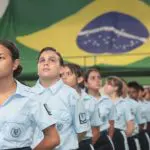 'As escolas cívico-militares são uma forma de responder a uma emergência que os mais pobres enfrentam no seu cotidiano: a violência e a criminalidade que assolam as escolas estaduais nas quais estudam os seus filhos', escreve Mario Sabino | Foto: Claudio Postay/Prefeitura de Cariacica