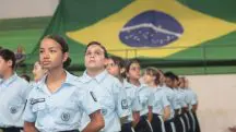 'As escolas cívico-militares são uma forma de responder a uma emergência que os mais pobres enfrentam no seu cotidiano: a violência e a criminalidade que assolam as escolas estaduais nas quais estudam os seus filhos', escreve Mario Sabino | Foto: Claudio Postay/Prefeitura de Cariacica