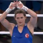 Esra Yildiz Kahraman faz gesto de XX depois de derrota para atleta intersexual na Olimpíada de Paris