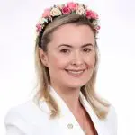 Júlia Zanatta veste tiara de flores