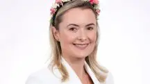 Júlia Zanatta veste tiara de flores