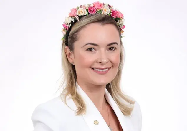 Júlia Zanatta veste tiara de flores