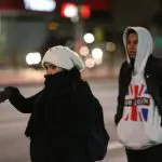 Pessoas se protegem de frente fria em São Paulo