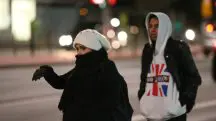 Pessoas se protegem de frente fria em São Paulo