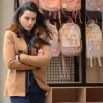 Frente fria deixa mulher com frio