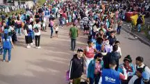 Venezuelanos atravessam a fronteira com o Brasil