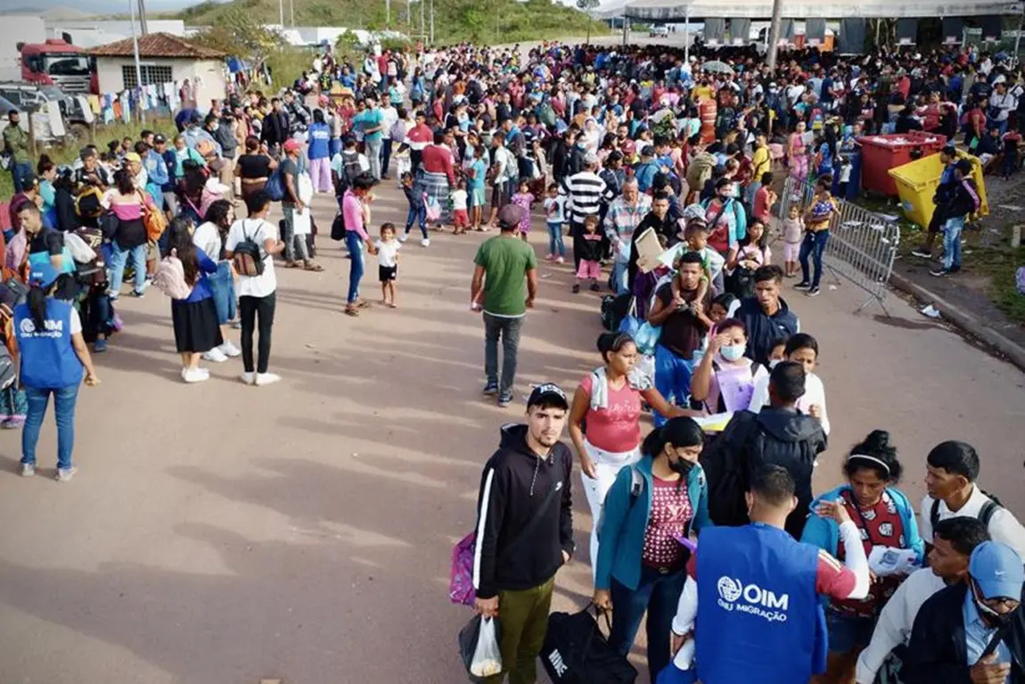 Venezuelanos atravessam a fronteira com o Brasil