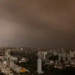 Um densa camada de fumaça encobre parte da zona sul de Ribeirão Preto, em virtude dos incêndios - 23/8/2024 | Foto: Joel Silva/FotoArena/Estadão Conteúdo