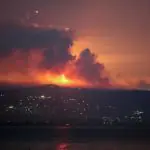 Imagem mostra o fogo e a fumaça em Tiro, no sul do Líbano, depois da contraofensiva de Israel | Foto: Aziz Taher/Reuters