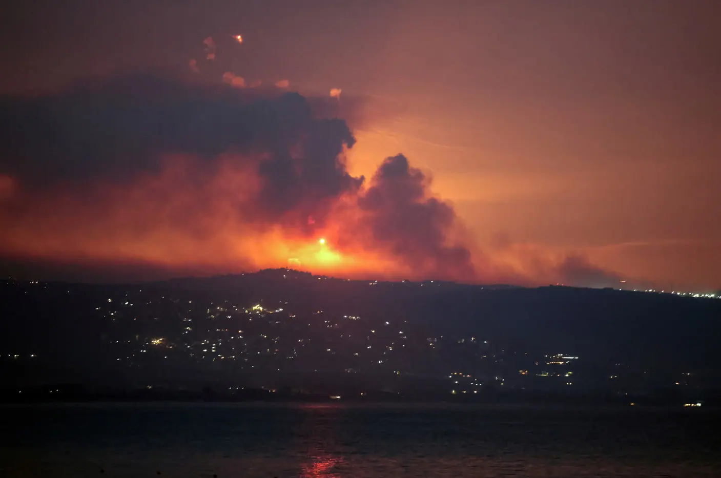 Imagem mostra o fogo e a fumaça em Tiro, no sul do Líbano, depois da contraofensiva de Israel | Foto: Aziz Taher/Reuters
