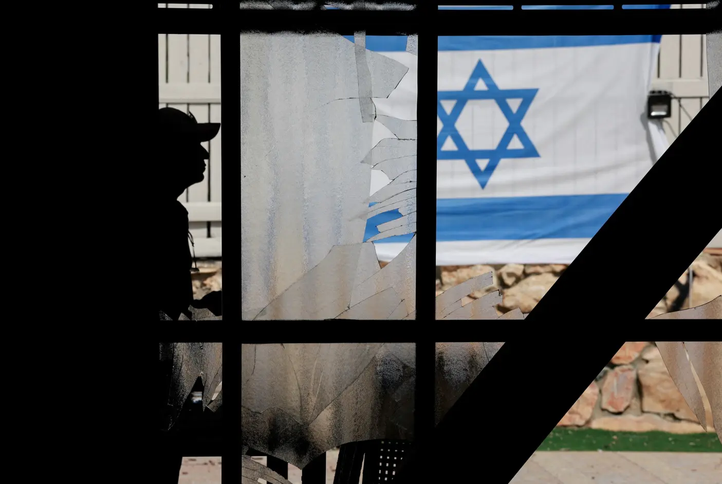Uma pessoa caminha perto de um prédio residencial danificado, depois que o Hezbollah lançou centenas de foguetes e drones em direção a Israel - 25/8/2024 | Foto: Ammar Awad/Reuters