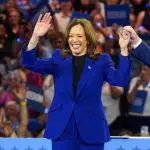 Kamala Harris cumprimenta apoiadores