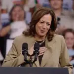 Kamala Harris durante comício