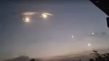 Imagem de luzes e bombardeio no céu noturno