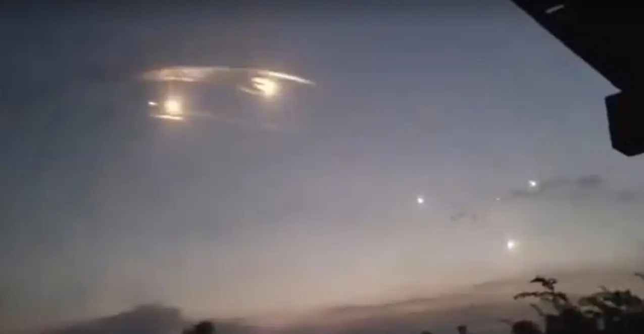 Imagem de luzes e bombardeio no céu noturno