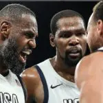 LeBron vibra ao lado de colegas da seleção de basquete norte-americana durante os Jogos de Paris