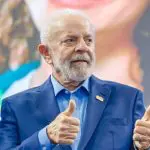 Presidente Lula faz sinal de positivo com as duas mãos