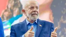Presidente Lula faz sinal de positivo com as duas mãos