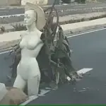 Manequim em buraco de avenida em Cuiabá
