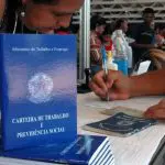 Taxa de desemprego no Brasil fica em 6,8% no trimestre encerrado em julho