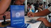 Taxa de desemprego no Brasil fica em 6,8% no trimestre encerrado em julho