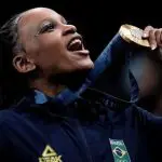 Rebeca Andrade segura medalha de ouro