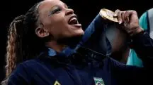 Rebeca Andrade segura medalha de ouro