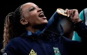 Rebeca Andrade segura medalha de ouro