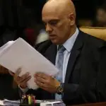Ministro Alexandre de Moraes mexe com papéis