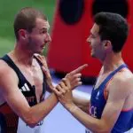 O atleta francês Hugo Hay (de azul) e o britânico George Mills (de preto) buscavam um melhor posicionamento dentro do pelotão | Foto: Reprodução/Twitter/X/@dpcoverdale