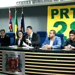O ex-policial Edílson Ricardo da Silva (de terno azul) ao lado do candidato do PRTB à prefeitura de Mogi, José Roberto Rodrigues Júnior, em evento do partido | Foto: Divulgação/PRTB