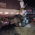 Conforme a PRF do Paraná, o carro foi esmagado entre as carretas e ficou completamente destruído | Foto: Divulgação/PRF