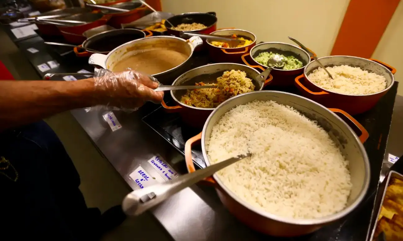 Caso o trabalhador almoce fora em 22 dias úteis do mês, consumindo o prato feito com bebida, ele teria gasto mensal de R$ 677,60 | Foto: Marcelo Camargo/Agência Brasil prato feito economia