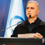 Tarek William Saab discursa no parlamento. Ao fundo a bandeira da Venezuela