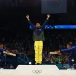 Atletas americanas reverenciam Rebeca Andrade no pódio olímpico | Foto: Reprodução/Reuters
