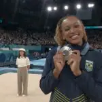 Rebeca Andrade com medalha de prata