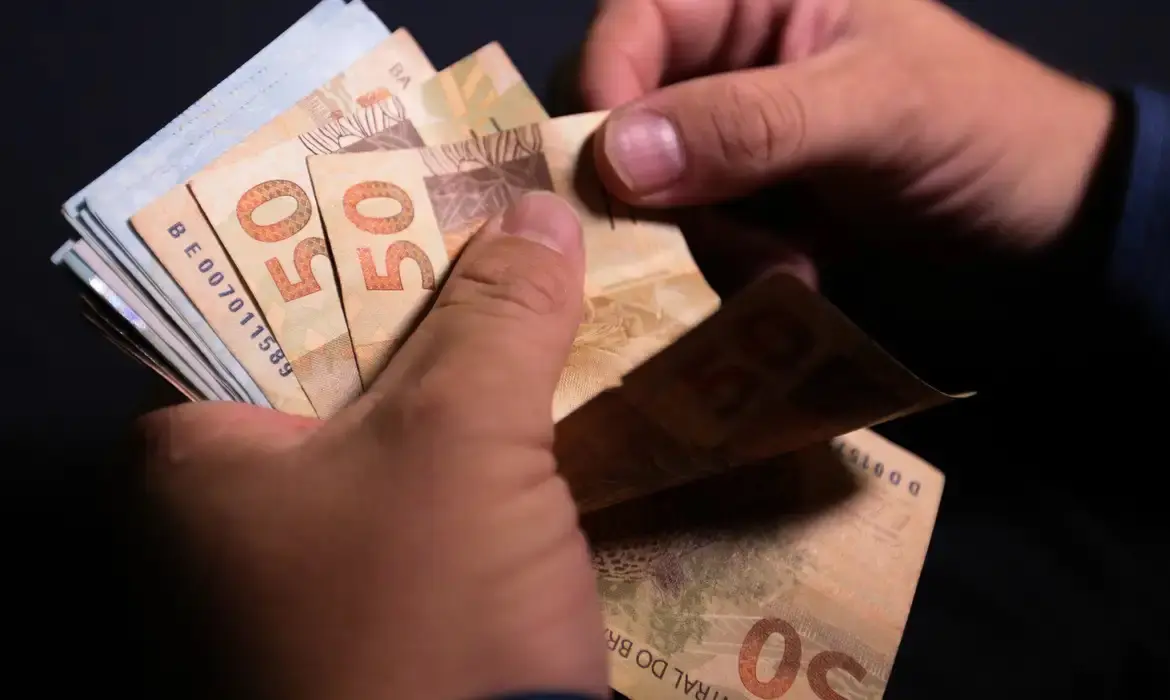 Pessoa conta dinheiro